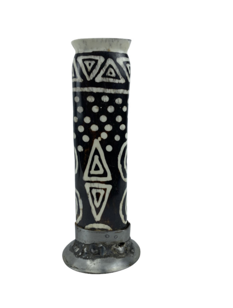 Knochenvase mit Batikmuster